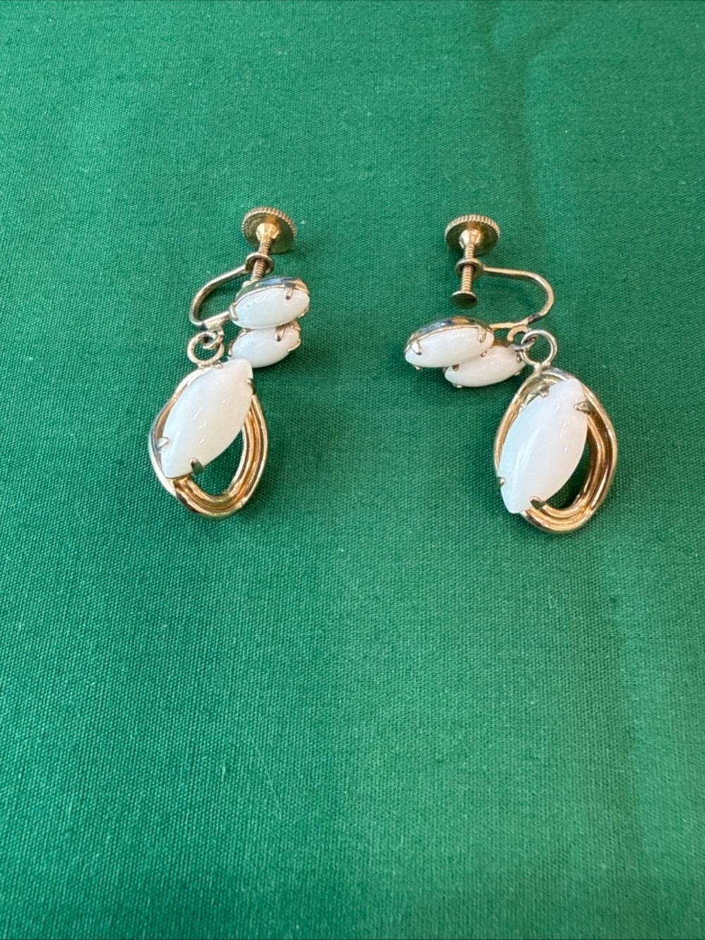 VINTAGE - DANGLING SWIRLED WHITE CLIP-ON EARRINGS